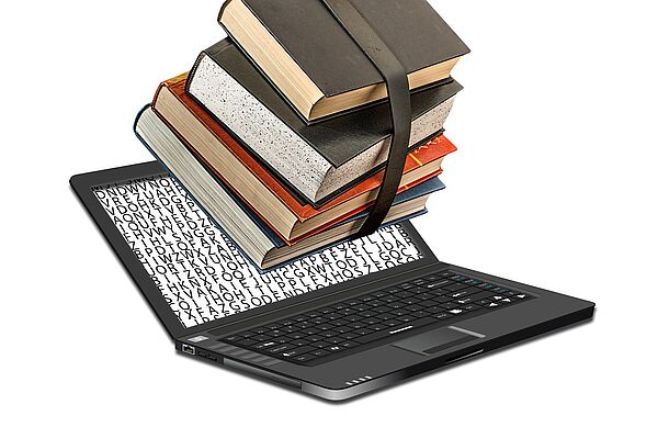 Laptop und Bücher
