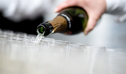 Sektempfang (Foto: Robert Weinhold/HTWK Leipzig) Sekt wird eingegossen