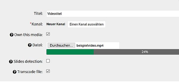 Das Menü „Add a media by sending a file” wird dargestellt, der Bereich „Datei“ zeigt das eine Datei „beispielvideo.mp4“ zu 24% hochgeladen ist