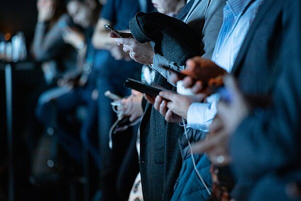 (Foto: Camilo Jimenez/unsplash) viele Hände die auf Smartphones drücken