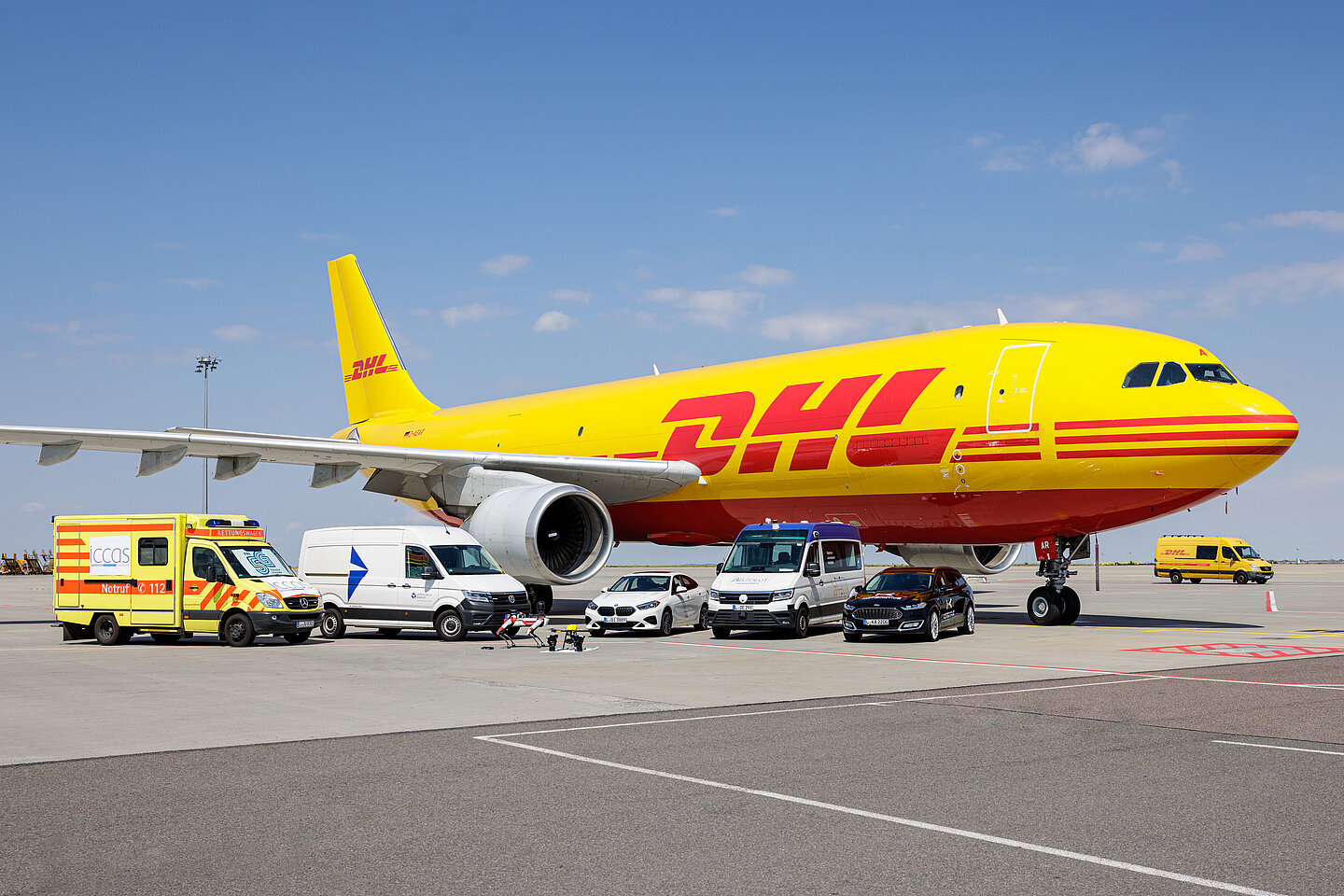 Tri5G-Modellregion im Leipziger Nordraum Rettungswagen, Transporter, Roboter-Hunde und ein DHL-Flugzeug stehen auf der Rollbahn