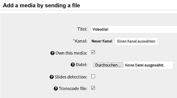 Das Menü zum Hinzufügen eines Videos „Add a media by sending a file“ wird angezeigt. Von oben nach unten werden die Menüpunkte „Titel“ (mit Textfeld zur Eingabe), „Kanal“ (mit Auswahlfeld), „Own this media“ (Haken zu setzen oder nicht),  „Datei“ (Datei im Dateisystem zu suchen), „Slides detection und „Transcode file“ (Haken in beiden Fällen zu setzen oder nicht) dargestellt.