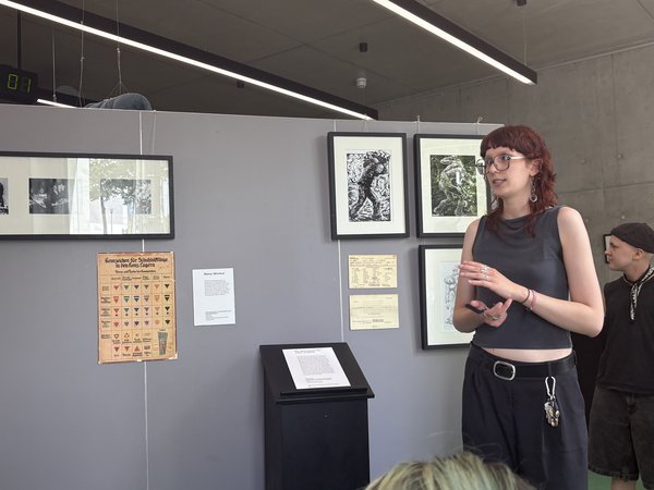 Führung durch die Ausstellung „(Un)sichtbar – Queere Geschichte der letzten 100 Jahre“ In der Bibliothek wird durch die Ausstellung "Unsichtbar - Queere Geschichte der letzten 100 Jahre" geführt.