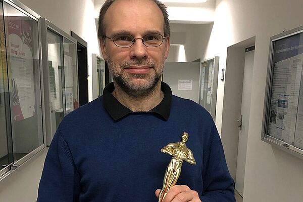 Prof. Karsten Weicker mit seinem Oscar. (Foto: HTWK Leipzig)