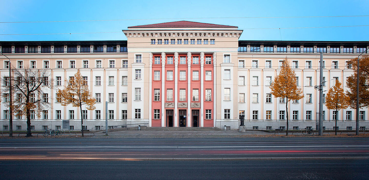 Öffnet hoffentlich bald wieder seine "echten" Türen: der Lipsius-Bau der Hochschule (Foto: Swen Reinhold/HTWK Leipzig) Gebäude von außen (Lispius-Bau)