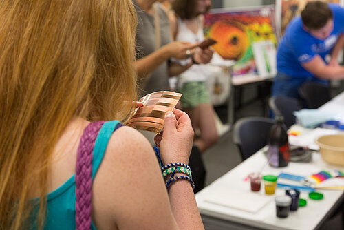 Druckverfahren für die Zukunft Gedruckte Funktionalität: Eine Besucherin untersucht eine gedruckte Leiterplatte.