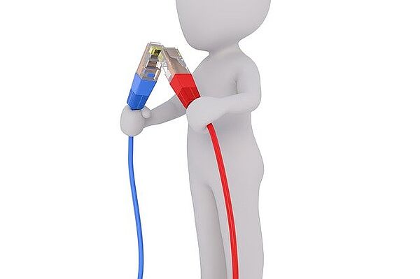 Eine animierte, graue Figur hält jeweils ein blaues und rotes Kabel in der Hand.
