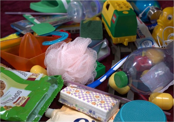 Titelbild der Ausstellung "Plastik - Perfekt. Praktisch. Problematisch."(Grafik: Museologie) Titelbild der Ausstellung "Plastik - Perfekt. Praktisch. Problematisch."