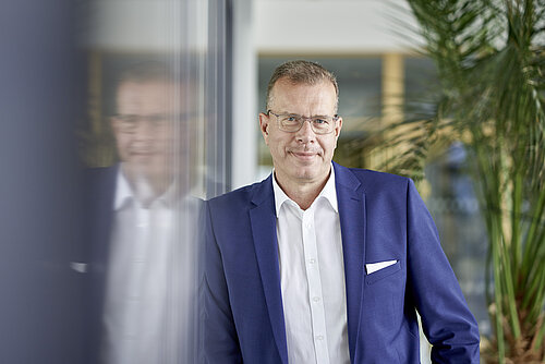 Quantentechnologie – von den Ursprüngen der Quantenmechanik bis zu Anwendungen in wichtigen Zukunftsbranchen Quantentechnologie – von den Ursprüngen der Quantenmechanik bis zu Anwendungen in wichtigen Zukunftsbranchen