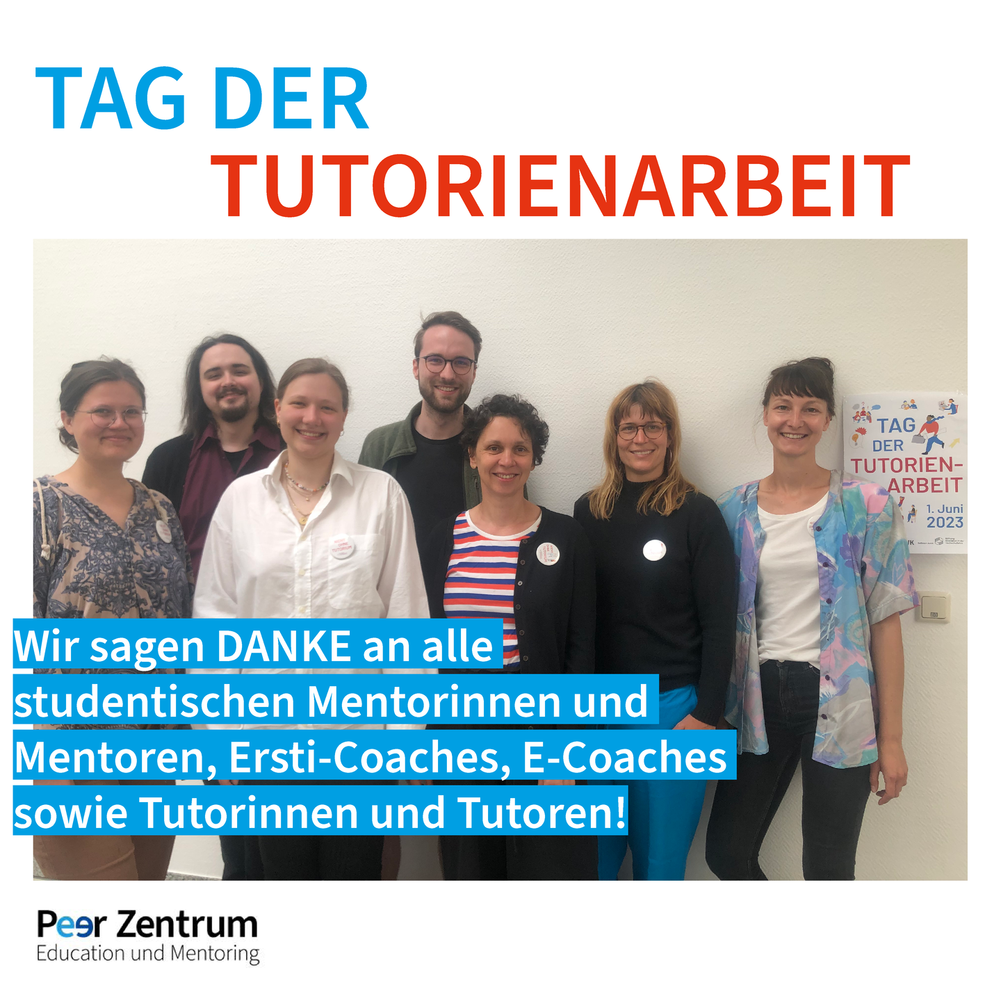 Das Team des Peer Zentrums, Tutoren und Lehrende stehen lächelnd zusammen.