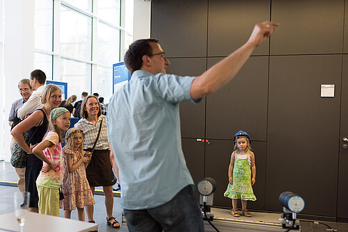 Vermessung erleben Jedes Bauteil aus Beton verformt sich unter Last. Steht auf einer Betonplatte ein kleines Mädchen, ist mit bloßem Auge keine Verformung sichtbar – mithilfe von Kameras aber schon. Vermessungsexperte Holger Evers demonstriert das Verfahren.