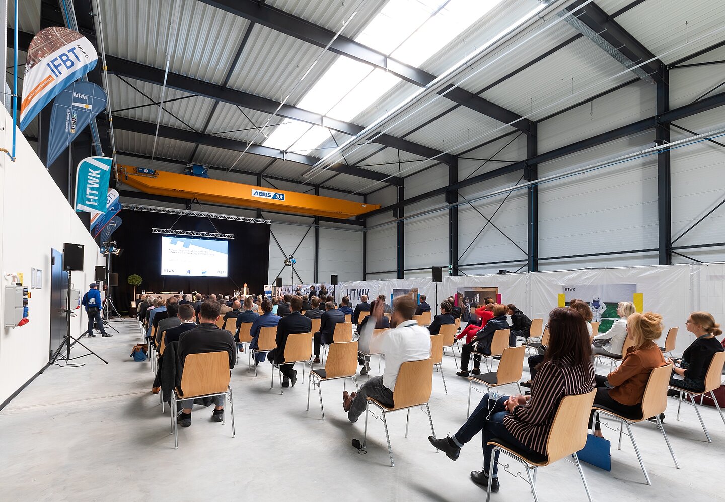 Viele Menschen in einer großen Halle