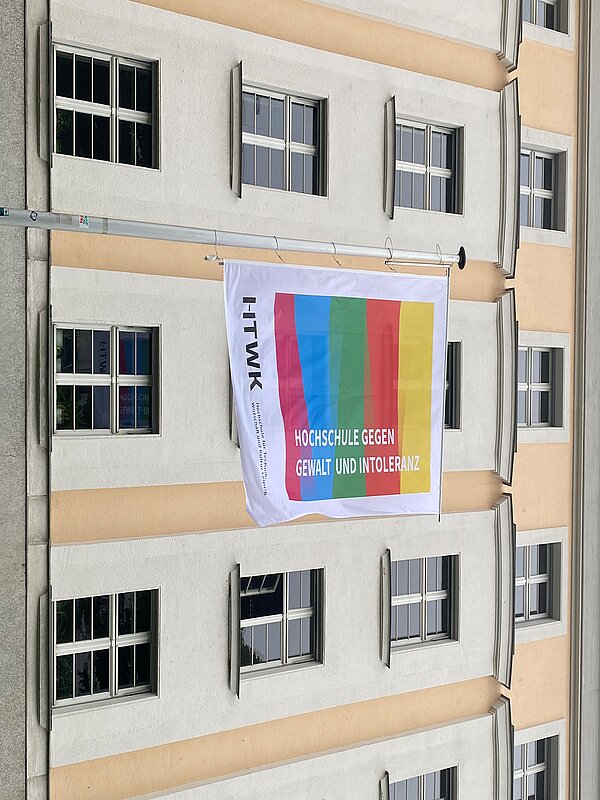 (Foto: HTWK Leipzig) Regenbogenflagge vor Haus