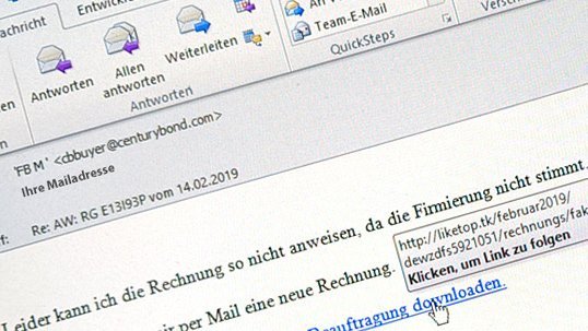 Ein rotes Fragezeichen auf dem Screenshot einer Phishing-Mail symbolisiert die fragwürdigkeit der abgebildeten E-Mail.