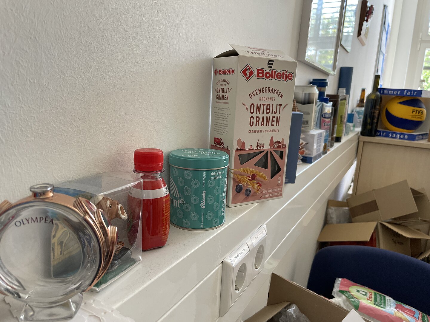 Bunte Sammlung: Anschauungsmaterial für den Studiengang Verpackungstechnologie und Nachhaltigkeit. (Foto: Pressestelle HTWK Leipzig) Verschiedene Verpackungen aus unterschiedlichen Materialien und Formen stehen aufgereiht an der Wand.