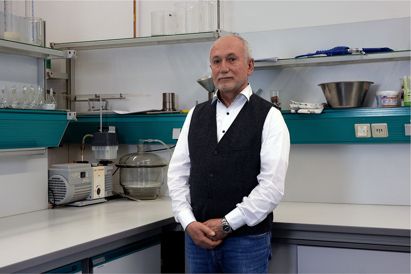Prof. Dr. Said Al-Akel Ein Mann steht in einem Labor