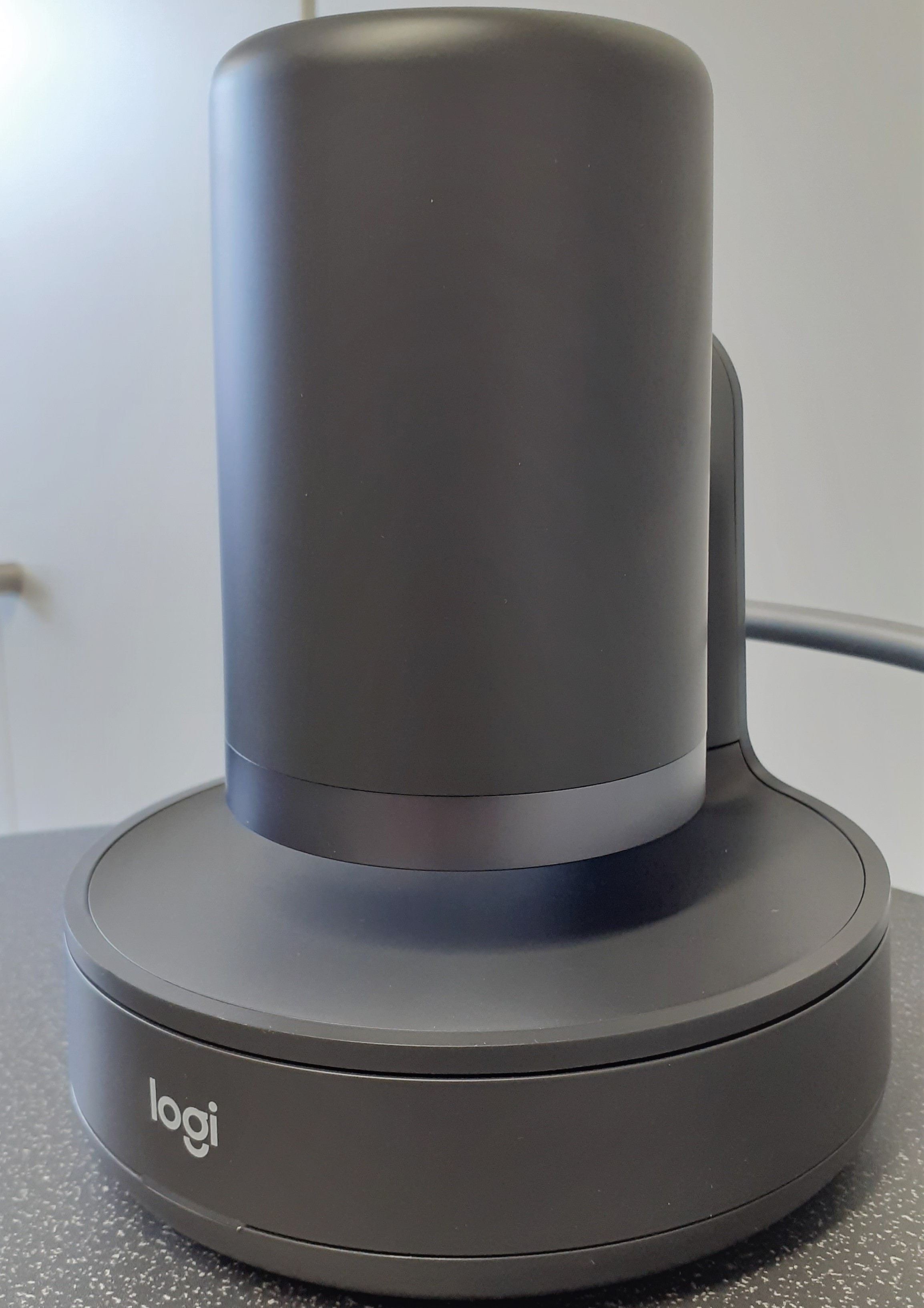 Eine graue "Logitech Rally"-Kamera.