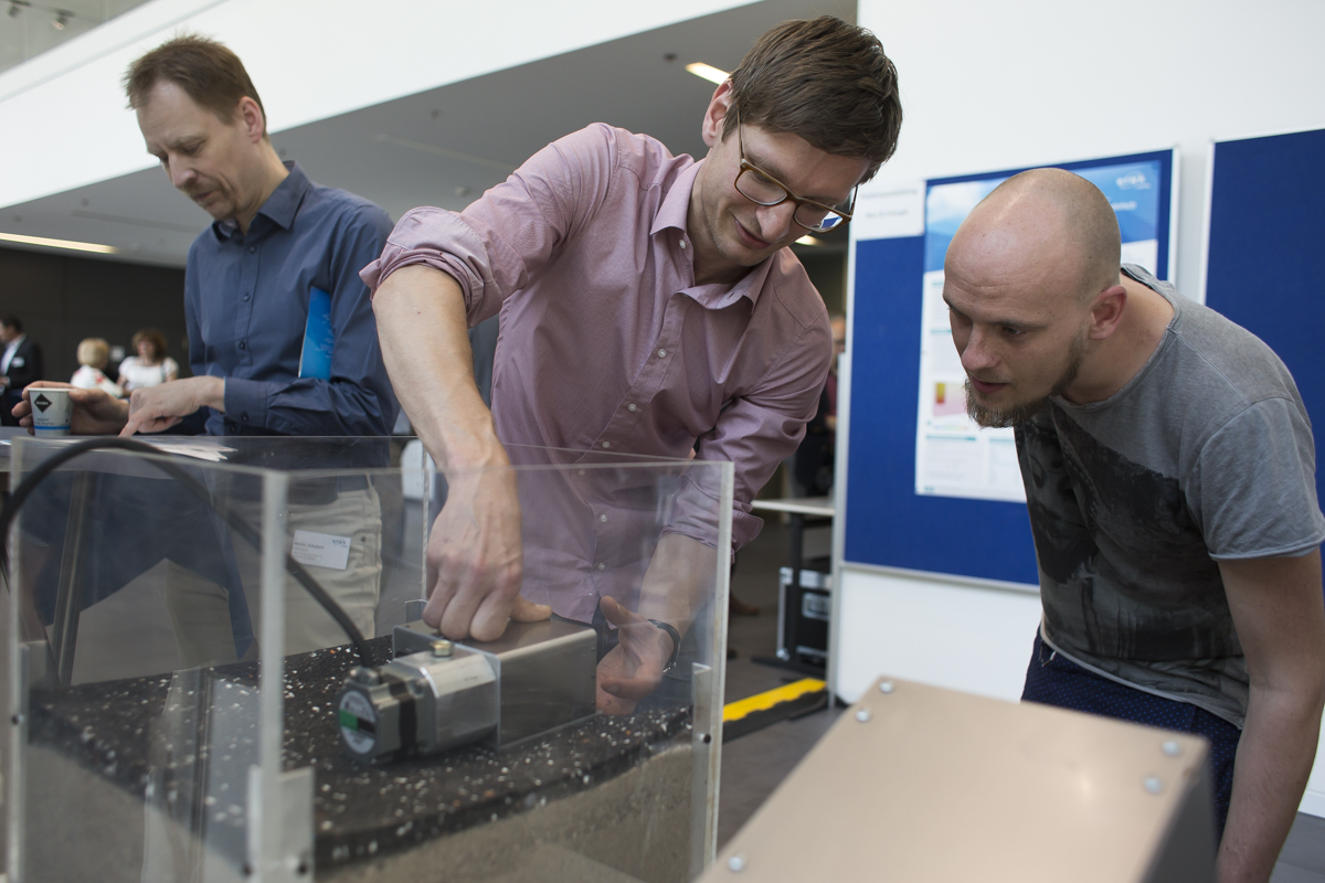 Tag der Wissenschaft (Foto: Robert Weinhold) Der Nachwuchswissenschaftler Alexander Knut demonstriert am Modell eines Richtschwingers Mechanismen der Bodenverdichtung.
